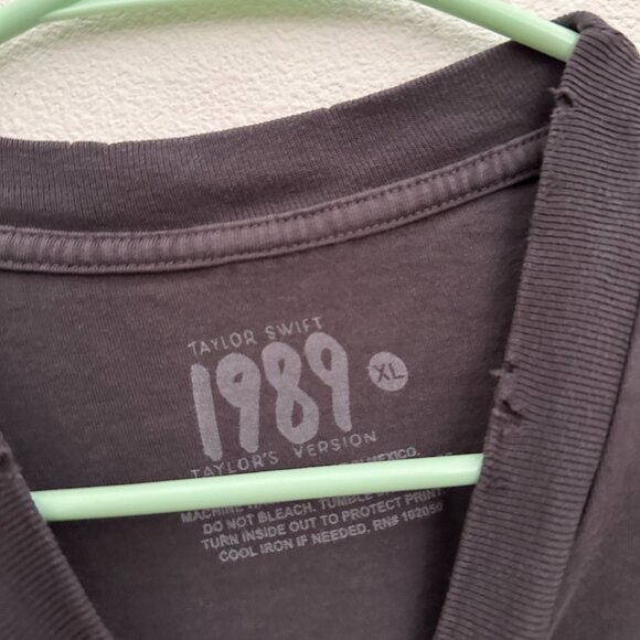 Taylor Swift 1989 (Taylor's Version) Charcoal Photo T-Shirt Size XL - Picture 3 of 3